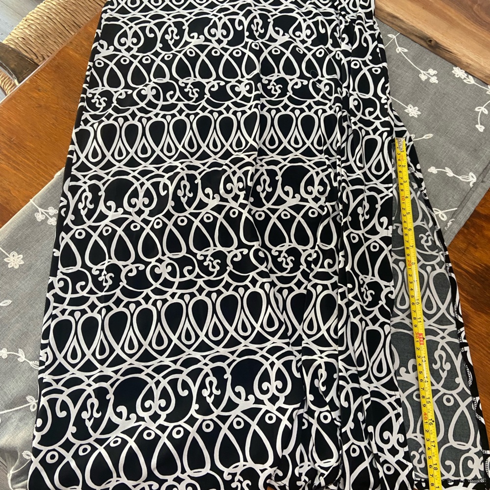 White House Black Market fun geometric skirt